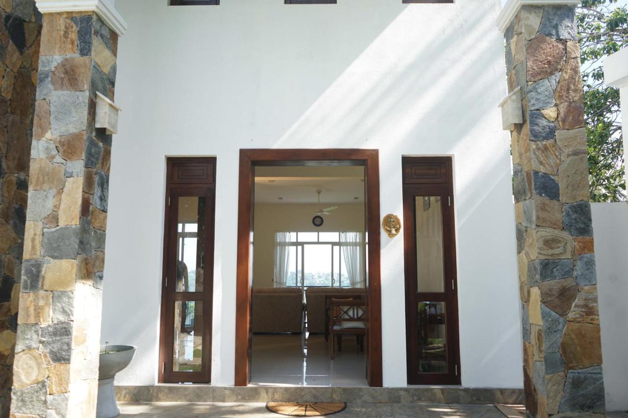 Amandara Hills Канди Екстериор снимка